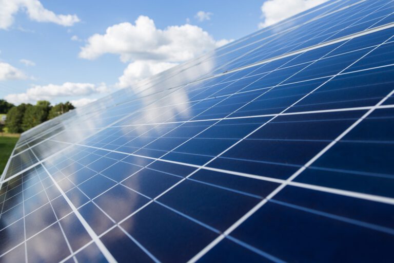 Laut IEA 2023 gab es erstmals mehr Investitionen in Solarenergie als in Öl